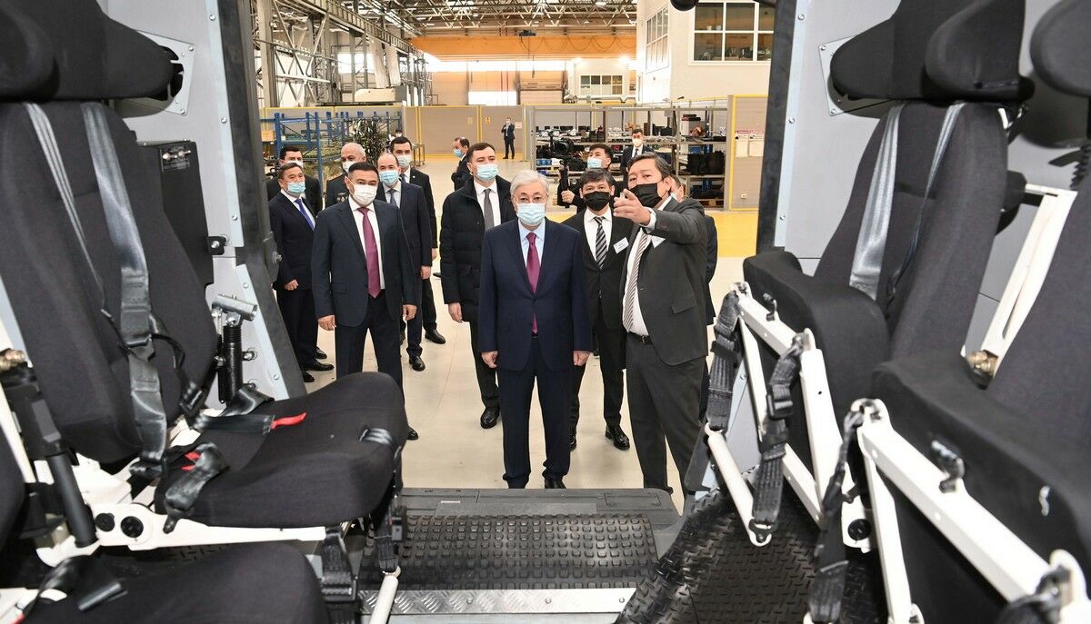 Глава государства посетил завод по производству бронированной техники – Фото №2