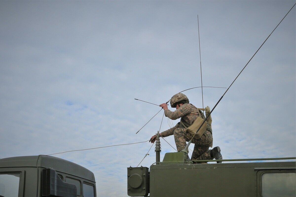 И в дождь, и в грязь проводят связь