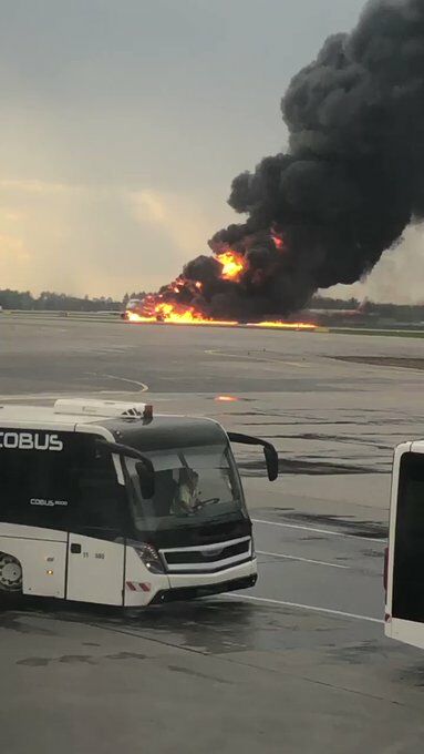 В московском аэропорту Шереметьево приземлился горящий Sukhoi Superjet 100