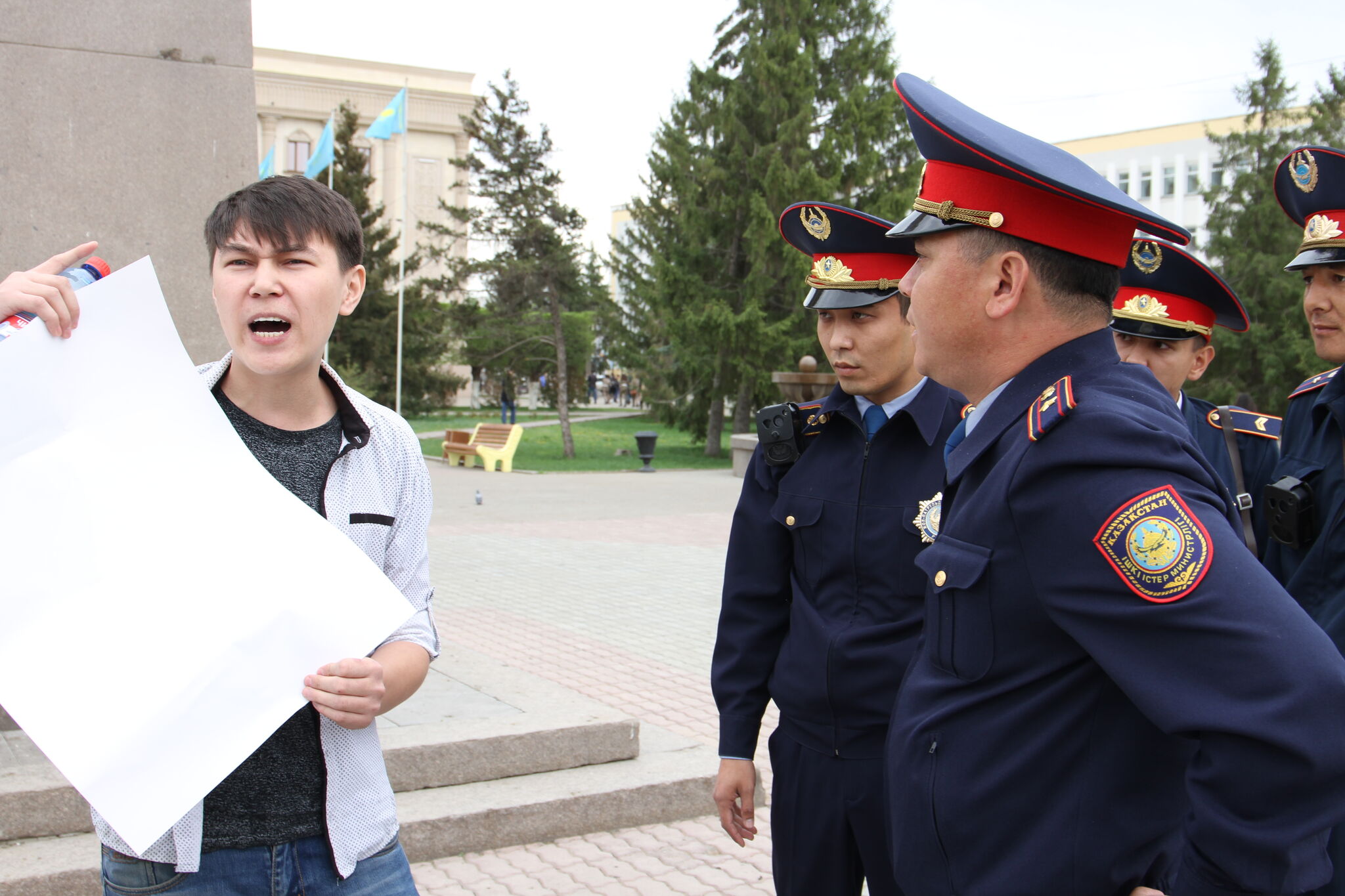 Житель Уральска, вышедший на площадь имени Абая с пустым плакатом, был задержан сотрудниками полиции