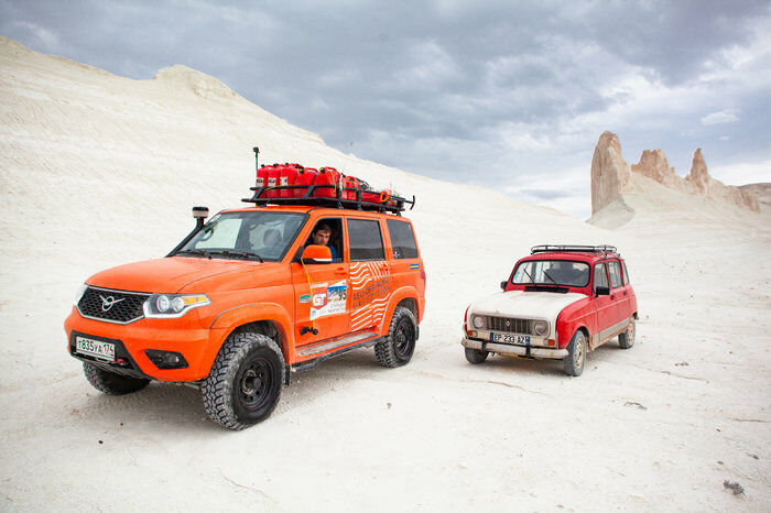 Жители Мангистау спасли застрявшего в солончаках путешественника из Франции