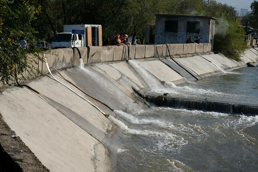 Больница, 30 многоэтажек и 95 частных домов остались без горячей воды из-за ЧП в Алматы – Фото №5