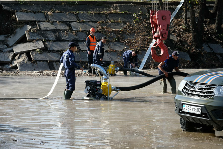 Больница, 30 многоэтажек и 95 частных домов остались без горячей воды из-за ЧП в Алматы – Фото №3