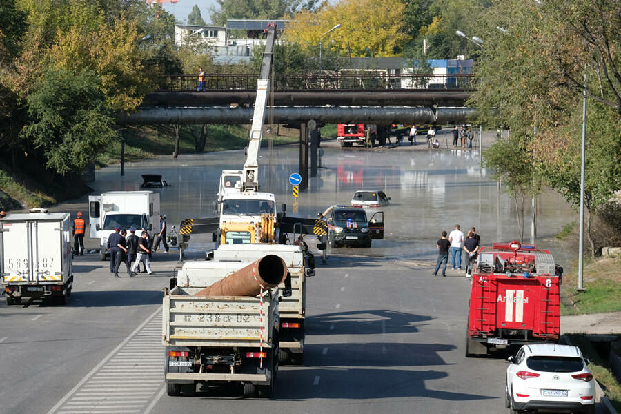 Больница, 30 многоэтажек и 95 частных домов остались без горячей воды из-за ЧП в Алматы – Фото №1