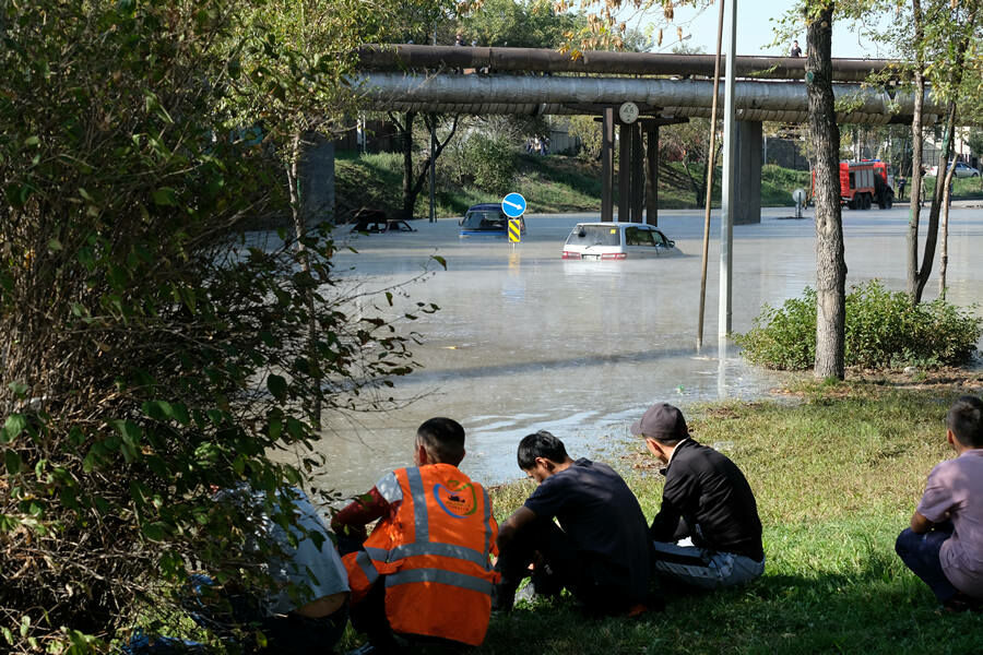 Больница, 30 многоэтажек и 95 частных домов остались без горячей воды из-за ЧП в Алматы – Фото №2