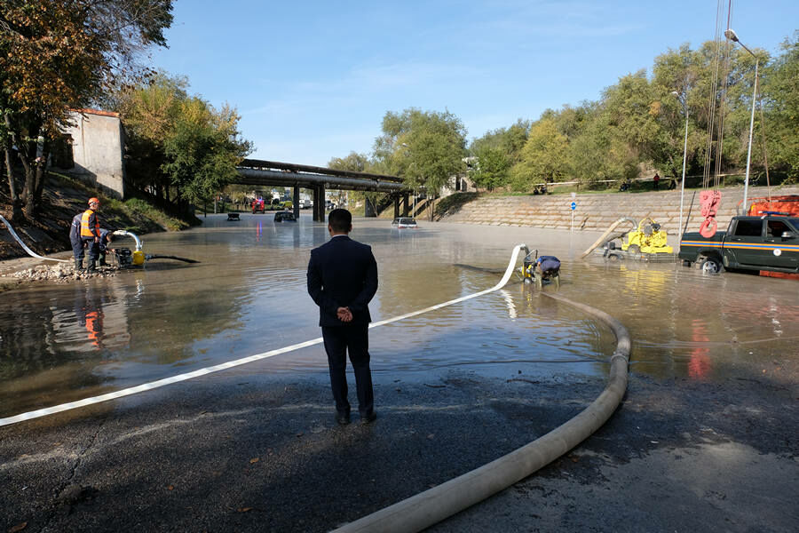 Больница, 30 многоэтажек и 95 частных домов остались без горячей воды из-за ЧП в Алматы – Фото №6