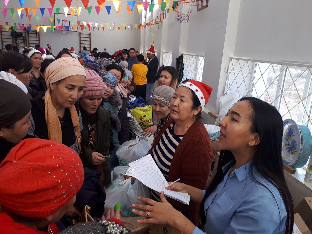 Свыше 500 многодетных и малоимущих семей в Актау проведут Новый год с подарками и накрытыми достарханами