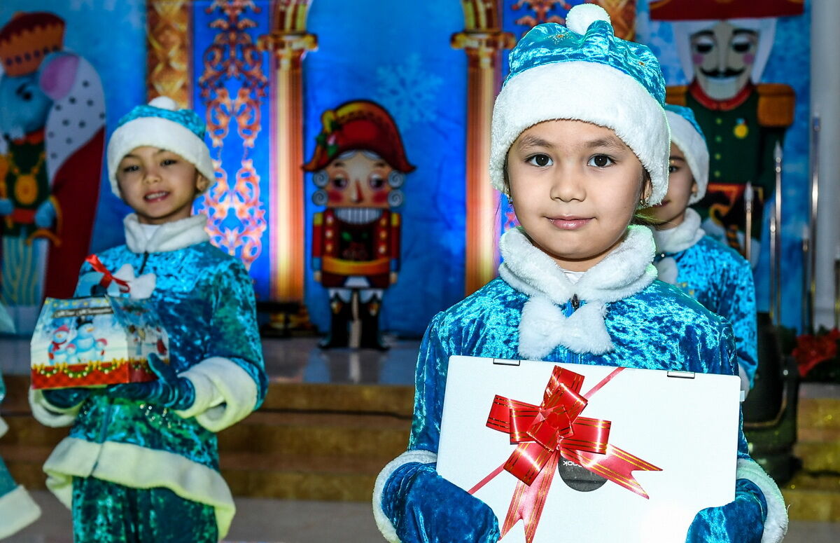Сотни планшетов раздарили детям на президентской елке в Кызылорде