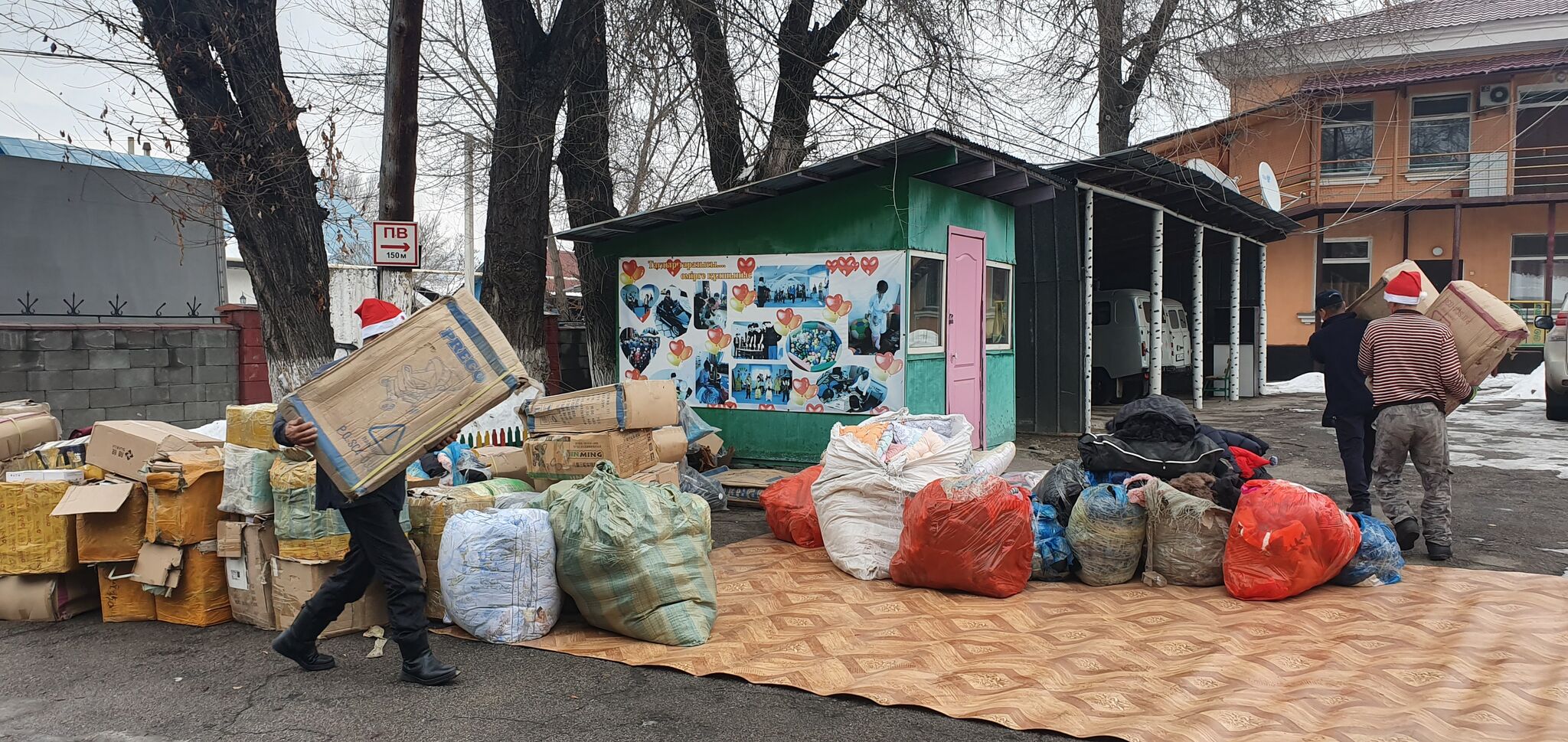 Таможенники подарили детям два прицепа конфискованных игрушек в Алматинской области – Фото №1