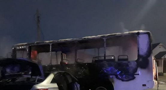 Автобус сгорел после столкновения с легковушкой в Атырау