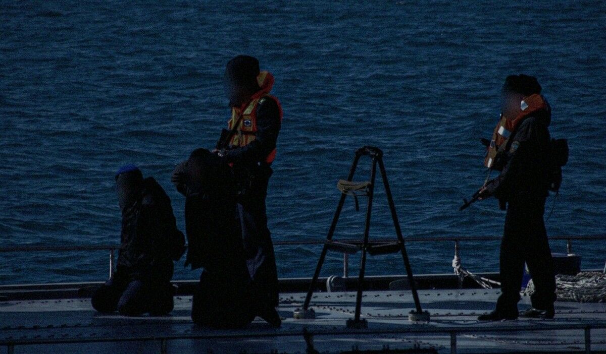 Пригнали к берегу баркас