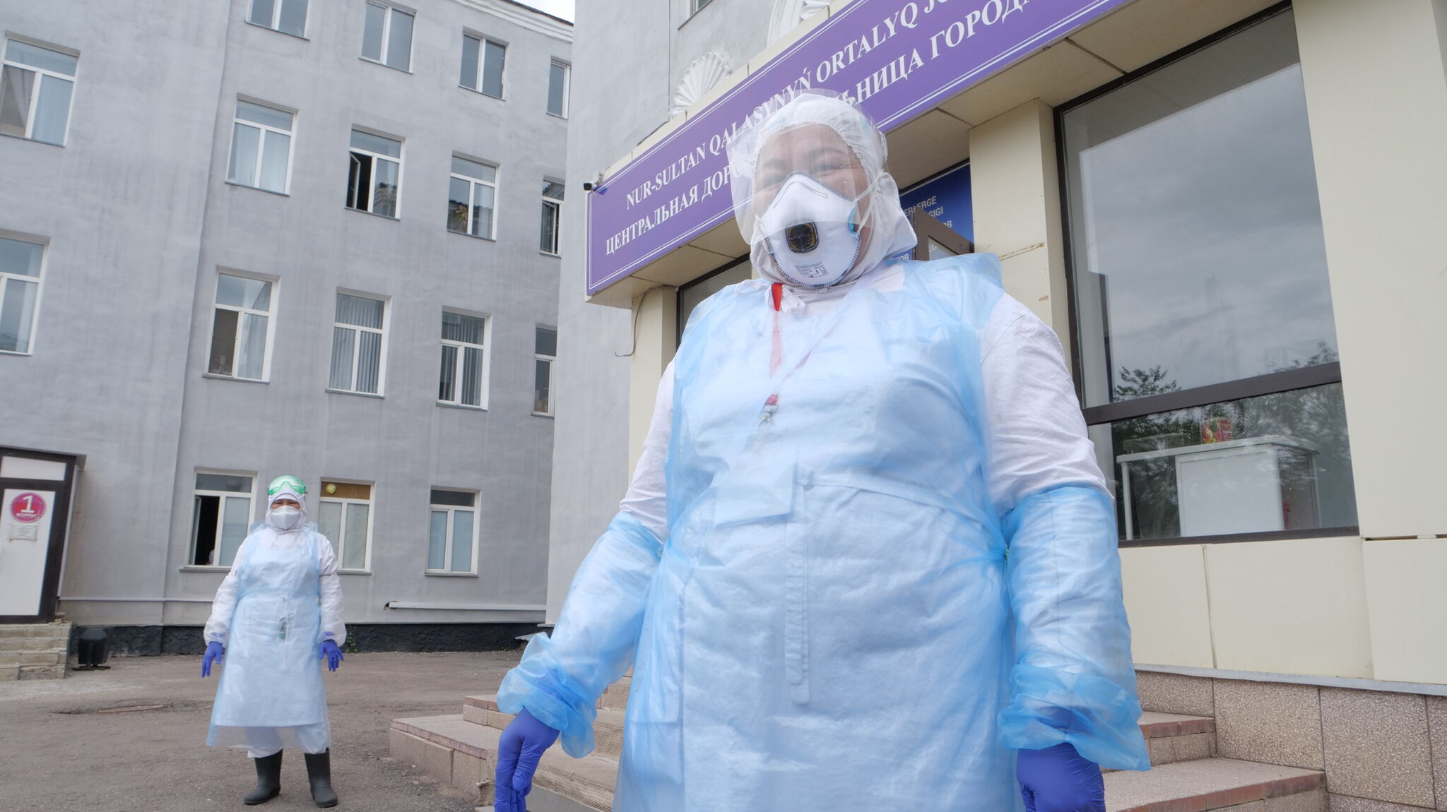 Волонтеры передали врачам защитные костюмы, медицинские маски и воду – Фото №1