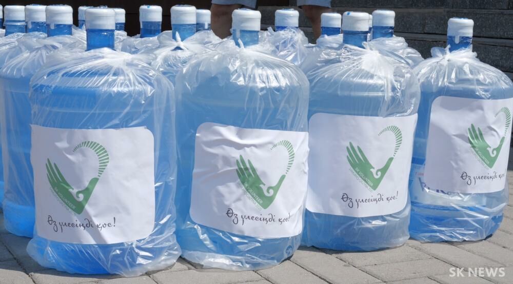 Волонтеры передали врачам защитные костюмы, медицинские маски и воду – Фото №4