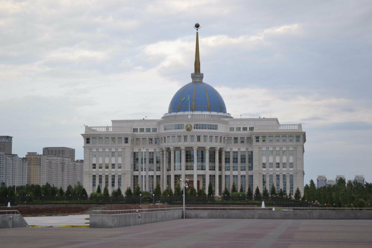 Токаев посмертно наградил двух казахстанских врачей
