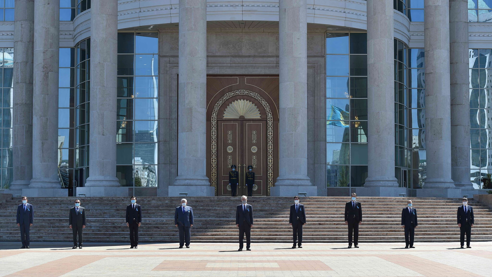 Президент Казахстана принял участие в церемонии минуты молчания в память о жертвах пандемии