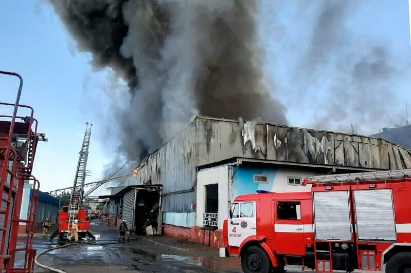 В Шымкенте горят склады ТОО «Визит»