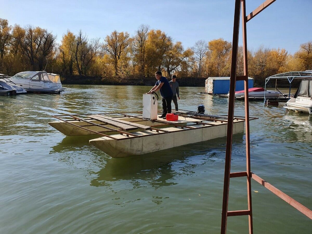 По водной глади не спеша