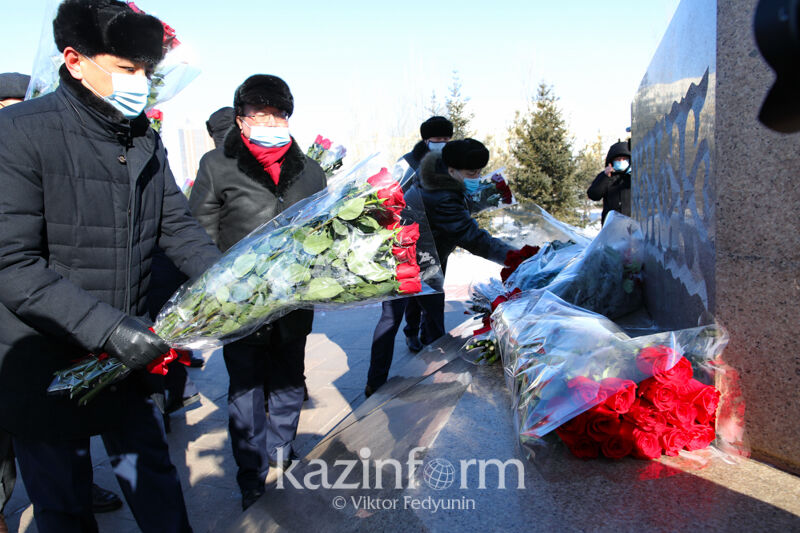 Цветы к памятнику Жамбылу возложили в Нур-Султане