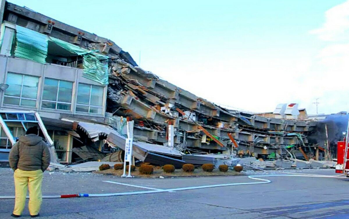 Япония землетрясение сегодня последние. ЦУНАМИ В Японии 2021. Землетрясение в Японии 2021. Землетрясение в Японии 13 февраля 2021. Технологии строительства в Японии землетрясения.