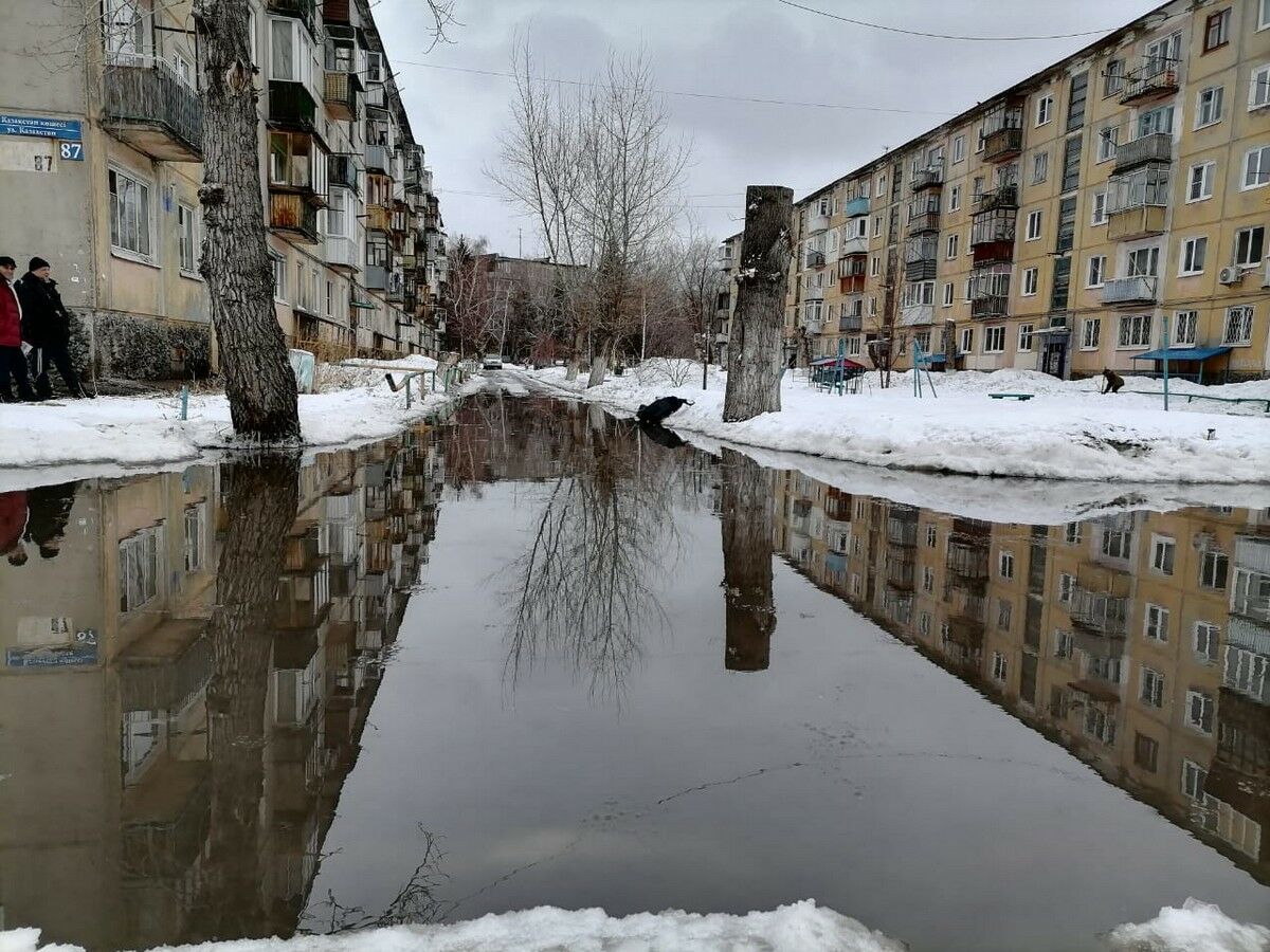 А дождь по лужам рисует