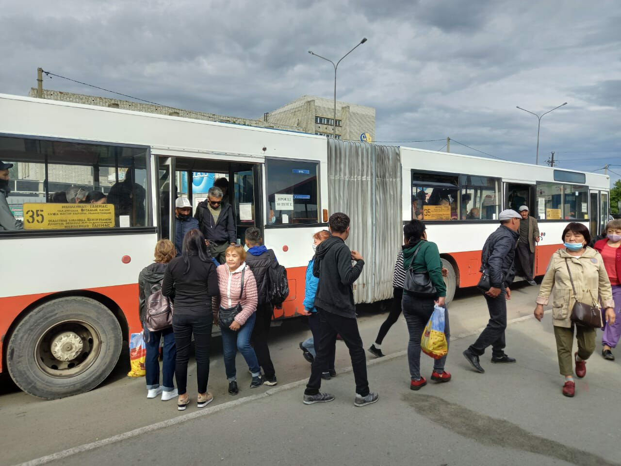 Транспорт семей. Семья в автобусе. Автобус до семьи. Парк автобусов. Автобусы Алматы.