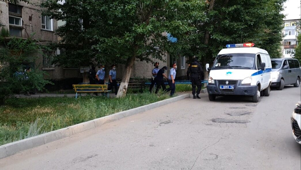 Полицейские задержали подозреваемого в убийстве матери и ее двух малолетних детей