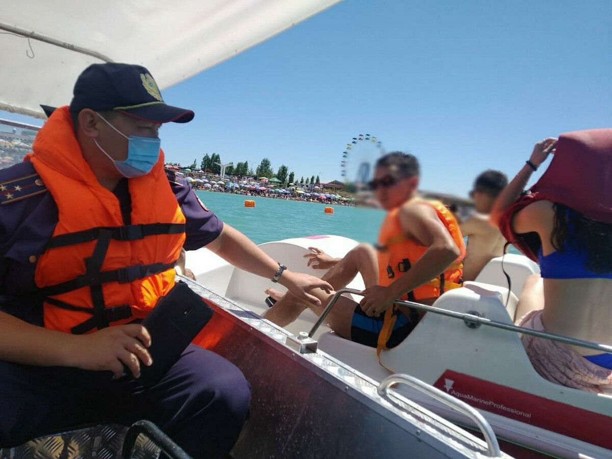 Заплывают за буйки