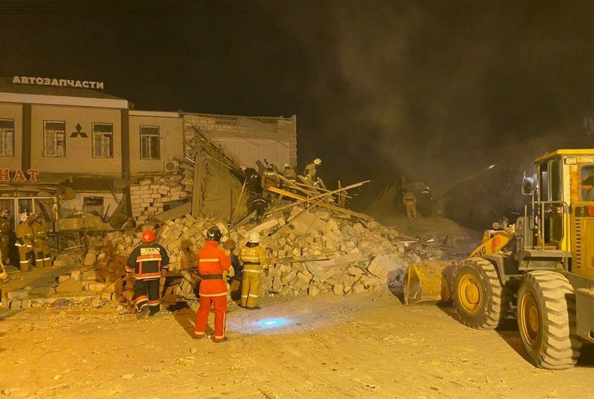 Аж стёкла повыбивало