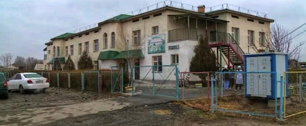 Черви в тарелке, трещины на стенах