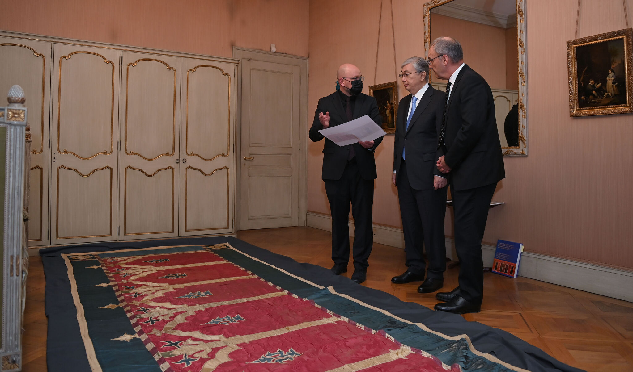 Президенты Казахстана и Швейцарии совершили совместный осмотр фриза XIX века из коллекции Анри Мозера Бернского исторического музея