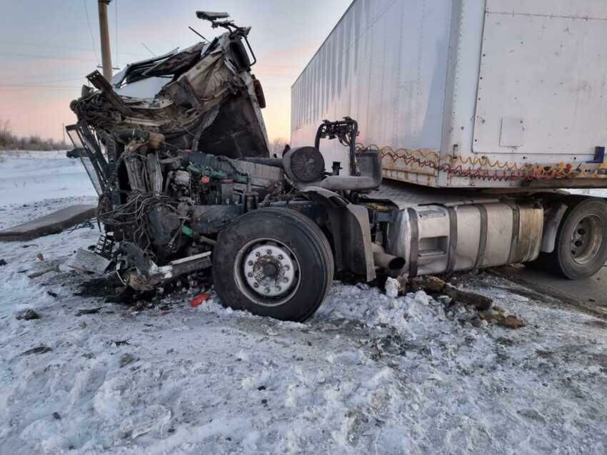 Поезд врезался в фуру в Костанайской области