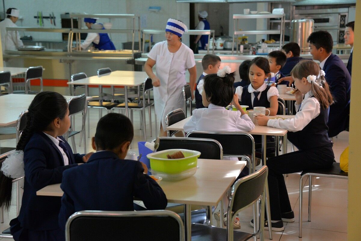 Яблоко Нурлану, потому что он бедный