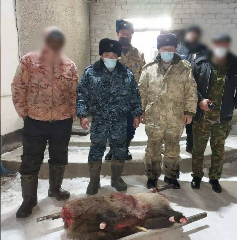 На снегоходе с ружьём наперевес