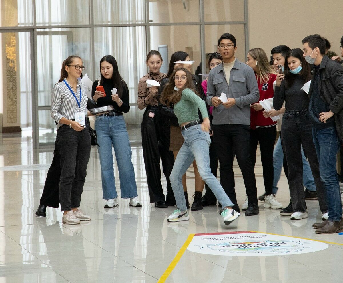 В синем небе мирный самолётик