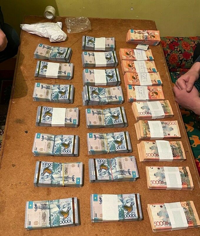 В маске  и с ножом