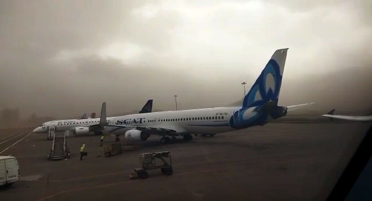 Boeing-737 развернуло сильным ветром на стоянке в аэропорту Алматы