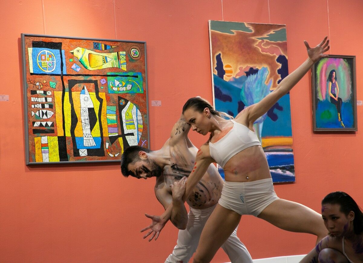 Танец кисточки  в картинной  галерее