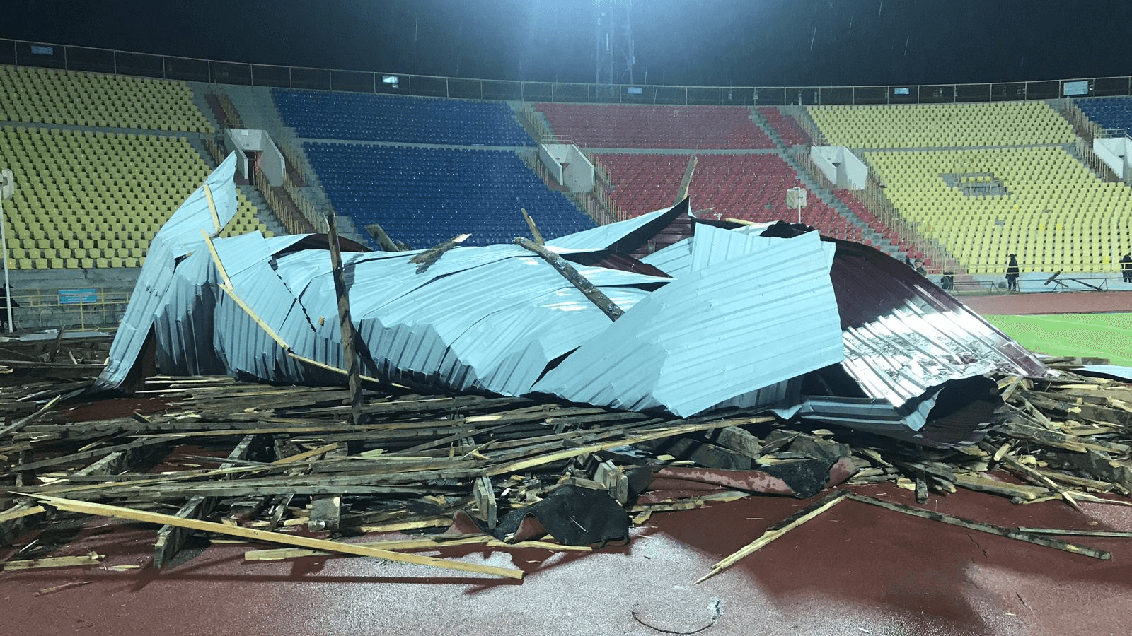 Крыша обрушилась во время матча на стадионе в Шымкенте