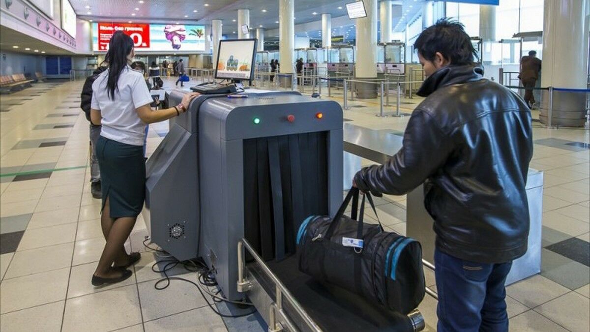 Досмотр багажа в аэропорту Шереметьево