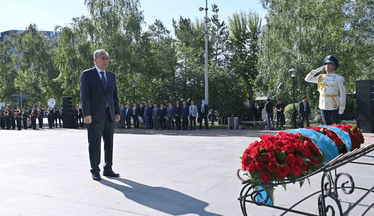 Токаев возложил венки к монументу памяти жертв политических репрессий и голода