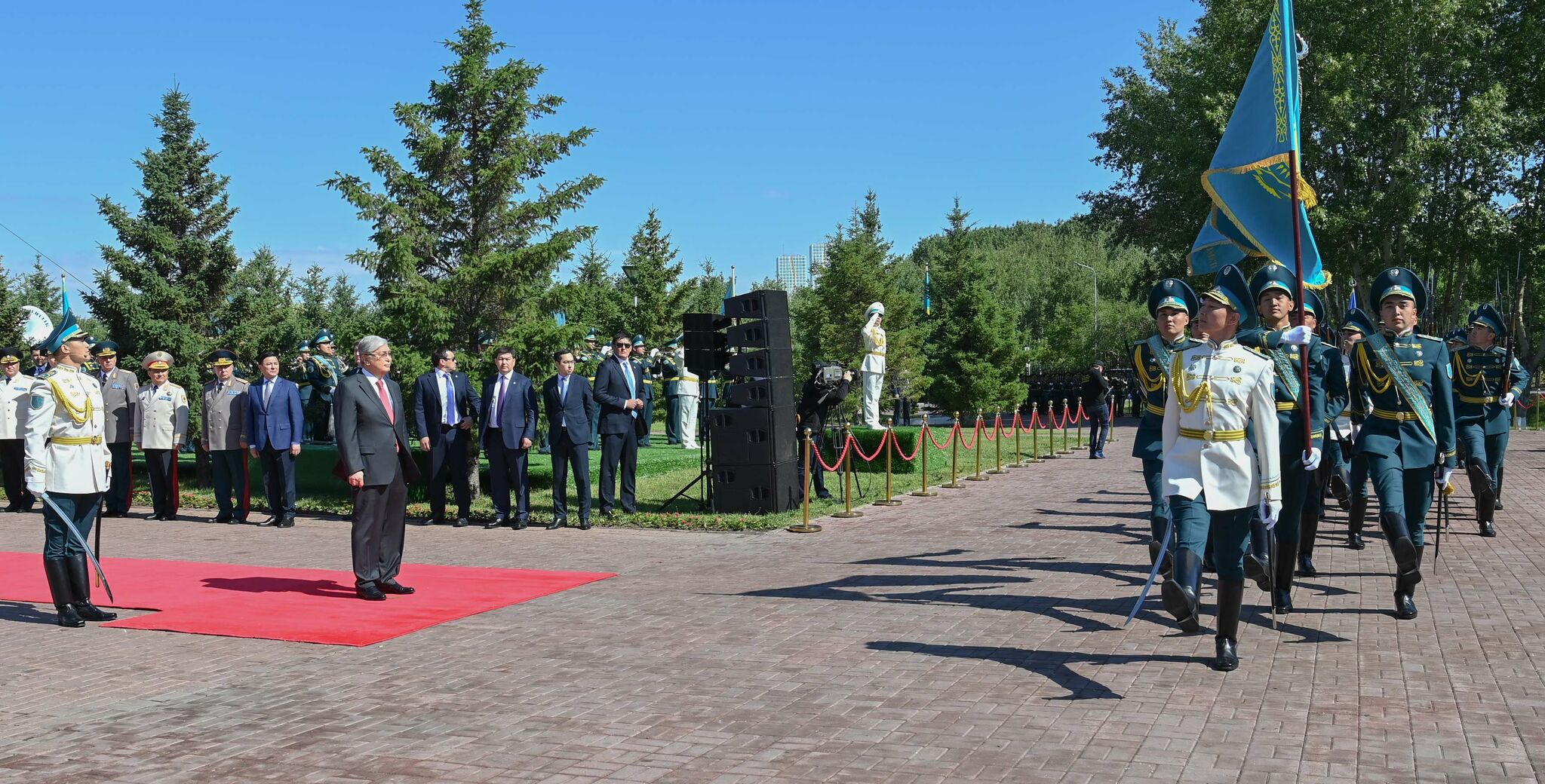 Касым-Жомарт Токаев принял участие в церемонии поднятия Государственного флага