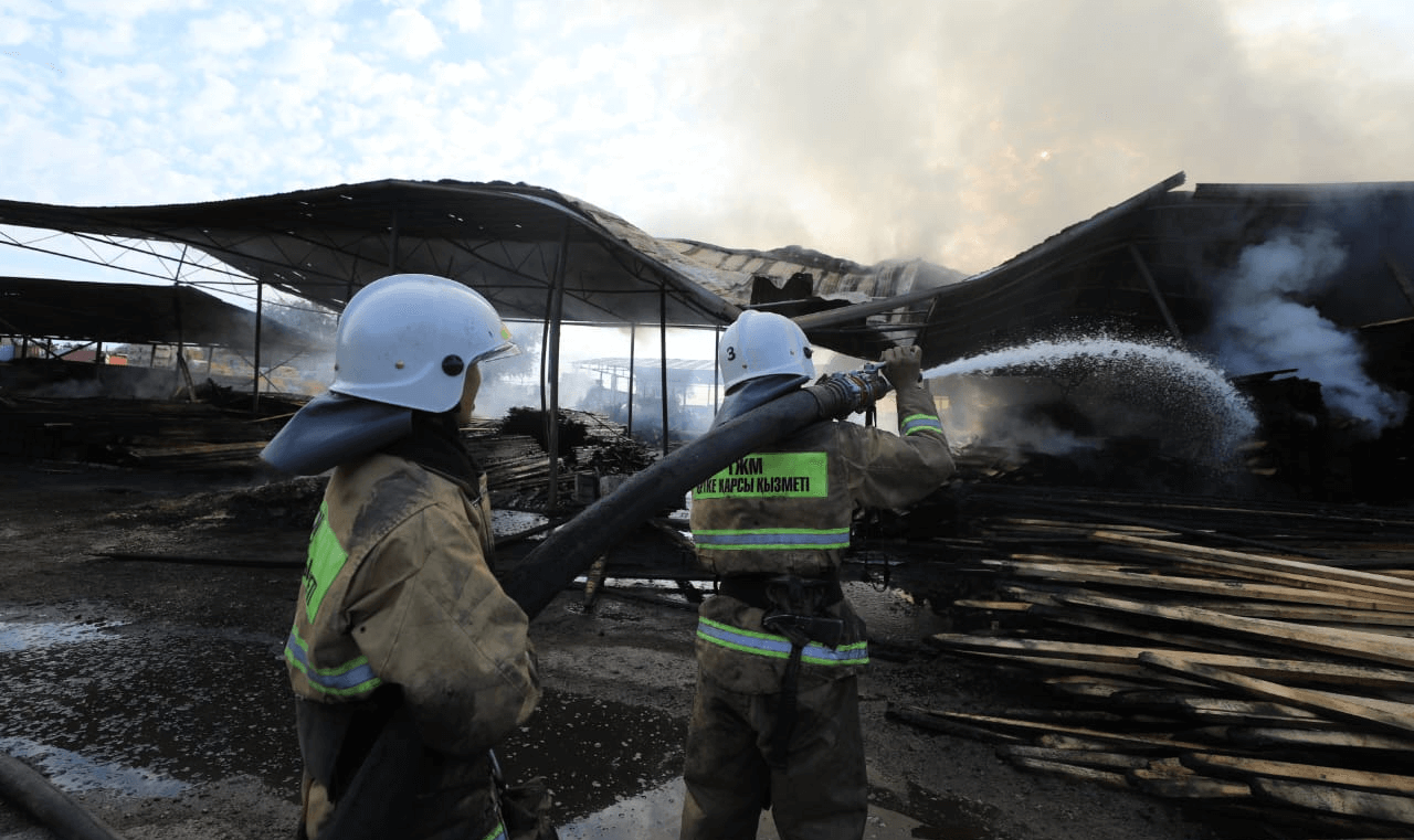 Крупный пожар на строительном рынке произошел в Алматы