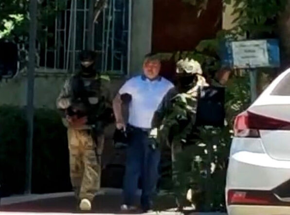 В наручниках средь бела дня