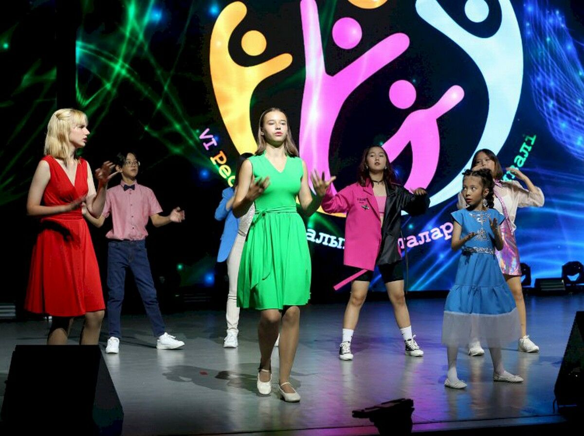 Льётся песня