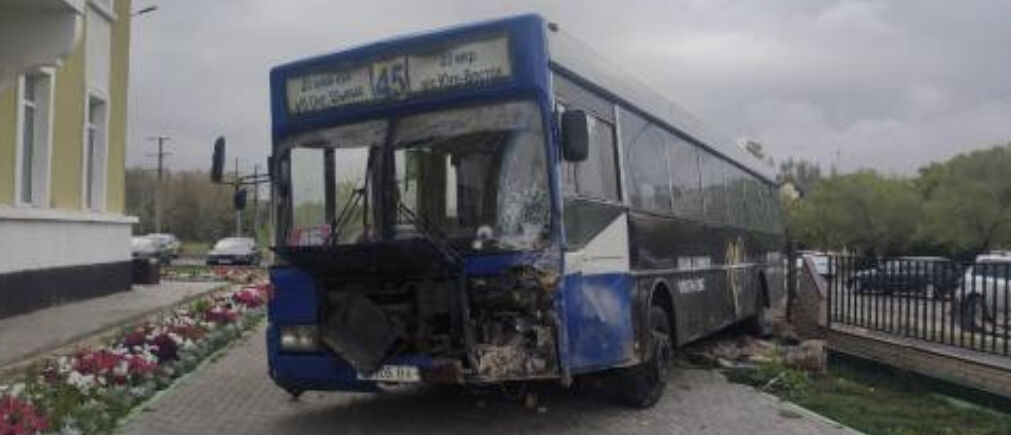 Автобус протаранил забор детской больницы в результате ДТП в Пришахтинске