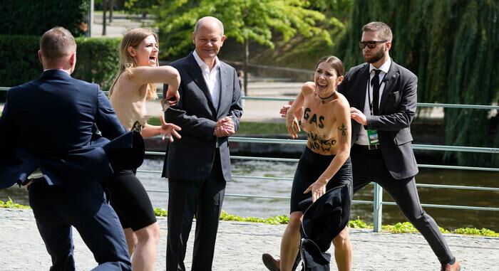 Голой грудью Шольца разве удивишь...