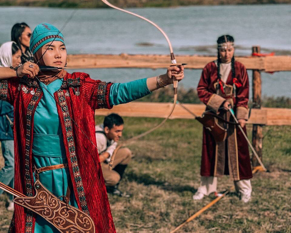 Только стрелы свистят по степи