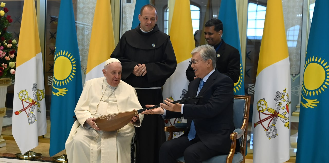 Токаев подарил Папе Римскому домбру