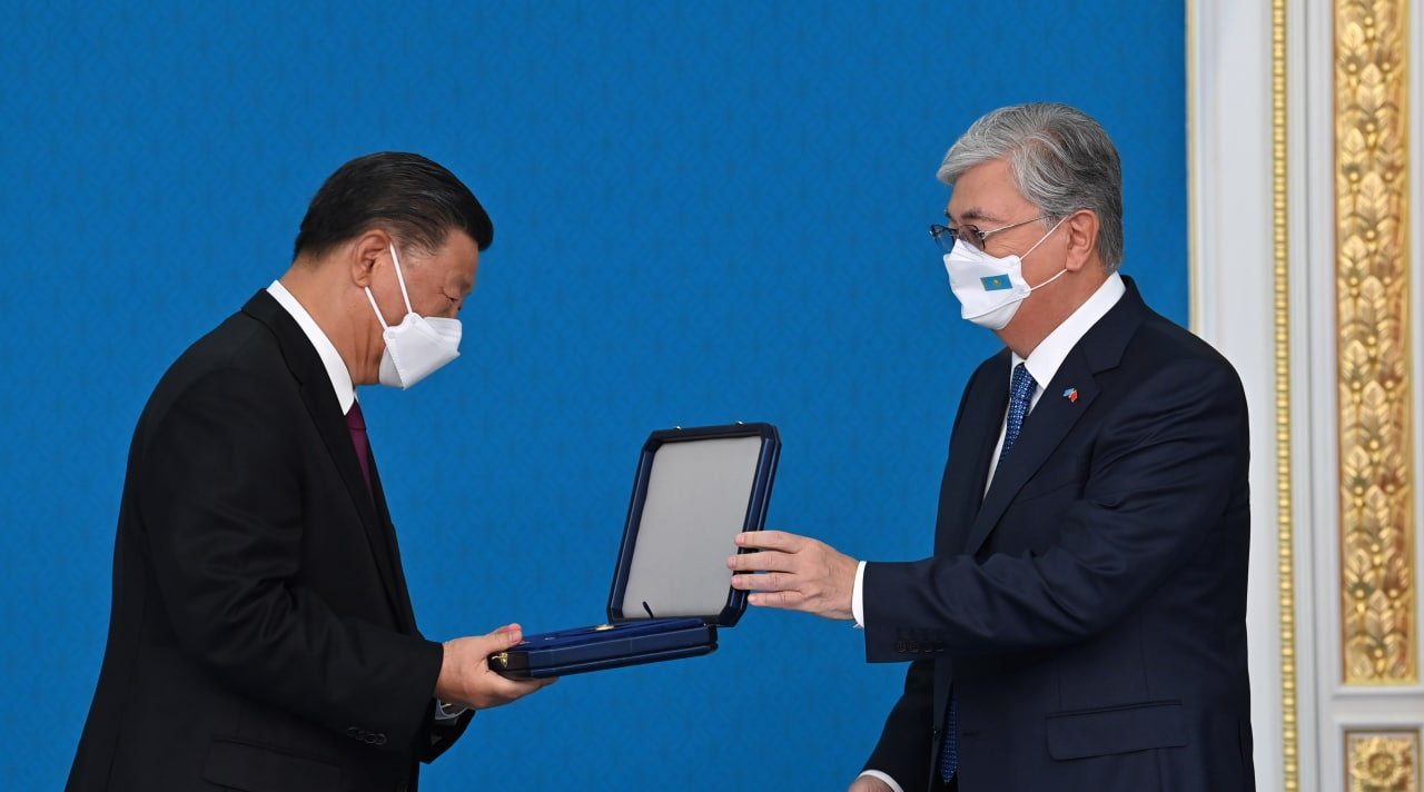 Токаев наградил Си Цзиньпина орденом «Алтын Қыран»