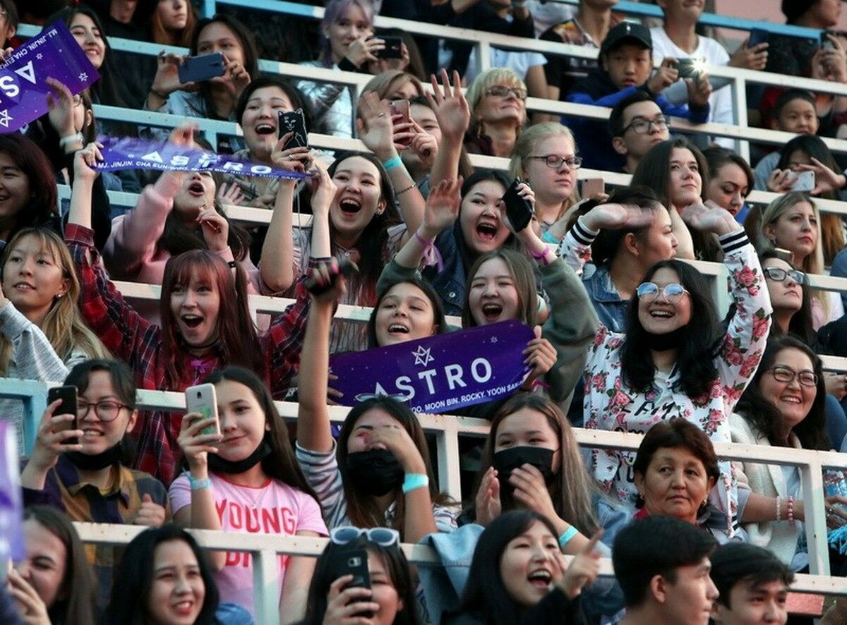 На фоне гор